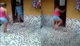 Xôn xao clip vợ cầm ô đánh chồng tới tấp vì ngoại tình với bà chủ