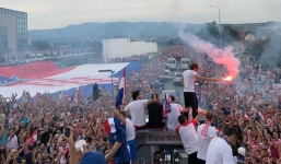 Giống U23 VN, tuyển Croatia đứng 6 tiếng trên xe buýt mới về đến trung tâm thủ đô