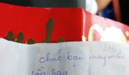 Lặn lội 100km đi bê tráp, chàng trai nhận được lì xì trao duyên chỉ có tờ giấy ghi dòng chữ gây phẫn nộ