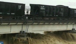 Trung Quốc sử dụng 2 đoàn tàu nặng 7.000 tấn nhằm ngăn cầu đường sắt bị lũ cuốn trôi