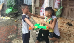 Vụ bệnh viện trao nhầm con: Một cháu bé nổi cáu, khóc, không chịu về nhà bố mẹ đẻ