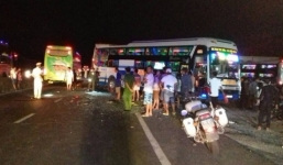 Hai xe khách húc nhau trong đêm, 2 người chết, 2 người trọng thương