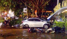 Khoảnh khắc kinh hoàng: Xe container húc vào 2 xe máy rồi lao thẳng vào nhà dân