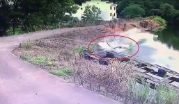 Clip: Ôtô lùi bất cẩn, lao thẳng xuống hồ