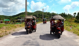 Lật xe túc túc ở Quan Lạn – Quảng Ninh, 9 du khách bị thương
