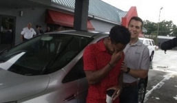 Đi bộ 32 km trong đêm tới nơi làm việc, nhân viên được sếp tặng ô tô