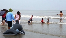 Bão số 3 giật cấp 11, du khách vẫn vô tư tắm biển Sầm Sơn
