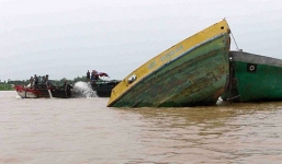 Chìm sà lan 500 tấn do va chạm, ba người nhảy sông thoát nạn