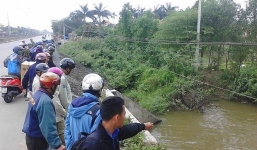 Kẻ cướp nhẫn tâm giật dây chuyền rồi đạp ngã 2 mẹ con xuống kênh nước ở Sài Gòn