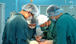 Nữ bệnh nhân ở TP.HCM mang khối u hiếm gặp gây dính 7 cơ quan trong bụng