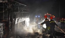 Xe khách bốc cháy ngùn ngụt sau tiếng nổ, hàng chục hành khách hoảng loạn