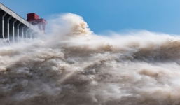 24h qua ảnh: Cảnh xả lũ ngoạn mục từ đập thủy điện lớn nhất thế giới