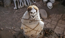 Chauchilla - nghĩa trang của những bộ hài cốt ngồi xổm còn nguyên bộ tóc suôn dài và gương mặt cười đầy vẻ phấn khích