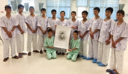 Bất chấp cảnh báo, đội bóng nhí Thái Lan họp báo ngay khi xuất viện vì lý do bất ngờ 