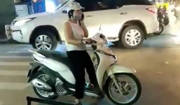 Hải Phòng: Người phụ nữ thản nhiên dừng xe máy giữa ngã tư để 