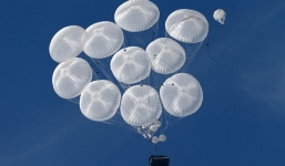 Nga: Xe bọc thép lần đầu chở quân lao từ trên trời xuống đất