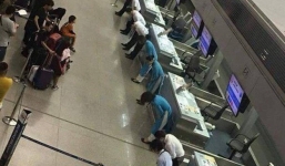 Hình ảnh nhân viên sân bay Tân Sơn Nhất cúi gập mình trước hành khách khiến cộng đồng mạng tò mò xen lẫn thích thú