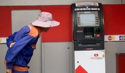 Cây ATM ở Sài Gòn bị trộm dùng xà beng cậy phá