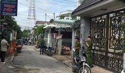 Bình Dương: Chồng xông vào trường mầm non, cầm dao đâm liên tiếp nhiều nhát vào vợ rồi tự tử