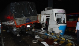 Xe tải tông sập cabin thu phí cao tốc TP HCM - Trung Lương rồi gây tai nạn liên hoàn