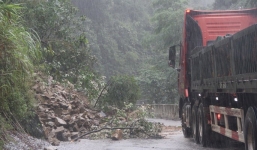 Mưa lớn kéo dài khiến quốc lộ 8A sạt lở nghiêm trọng