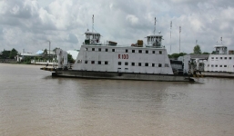 Đang đi trên phà, người phụ nữ bất ngờ nhảy sông mất tích