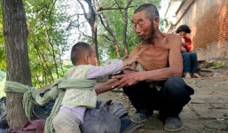 Câu chuyện éo le của ông lão 'nhặt vợ' bên đường về chung sống, mỗi ngày đi làm đều phải trói vợ trói con lại