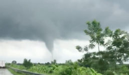 Clip vòi rồng khổng lồ xuất hiện gần cao tốc Pháp Vân - Cầu Giẽ