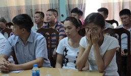 Vụ trao nhầm con ở Ba Vì: Người mẹ bật khóc trong buổi lễ trao nhận con