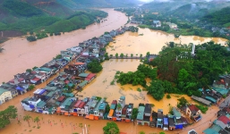 Quảng Ninh: Lũ bao vây cô lập huyện Ba Chẽ, người dân đi xuồng giữa phố