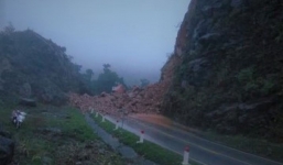 Sạt lở đất nghiêm trọng tại Sơn La, quốc lộ 6 bị chia cắt