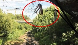 Bé gái 13 tuổi người Nga vẫn sống sót dù mắc kẹt trên dây điện 3.000 volt suốt một tiếng