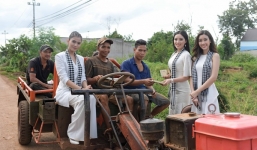 Dàn Hoa hậu, Á hậu ngồi xe công nông đi tặng sách buôn làng