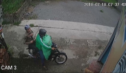 Cư dân mạng truy tìm thanh niên mặc áo GrabBike chở bạn đi trộm chó