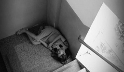 Mẹ bầu trẻ co ro nằm ngủ nơi góc cầu thang bệnh viện - bức ảnh khiến bao người cảm động rơi nước mắt