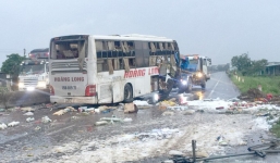 Xe khách giường nằm tông vào dải phân cách, 9 người thương vong