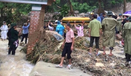 Vụ 4 người trong 1 gia đình mất tích: Xót xa cảnh vác quan tài đi trong nước lũ