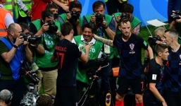 Phóng viên ảnh bị Manzdukic và đồng đội ngã vào nhận cái kết có hậu cực kỳ bất ngờ