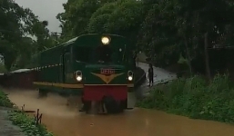 Clip: Tàu hoả bỗng hoá… tàu thuỷ, băng băng rẽ nước ở Yên Bái