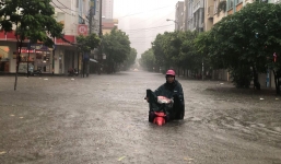 Hà Nội mưa trắng trời, nhiều tuyến phố ngập sâu trong nước