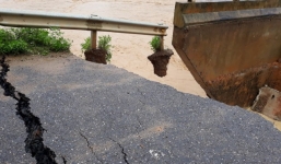 Clip: Lũ cuồn cuộn đổ về cắt đôi chân cầu tại Phú Thọ