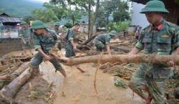 Hàng trăm cán bộ chiến sĩ quân đội ứng cứu dọn dẹp tại ngôi làng bị lũ quét tại Yên Bái