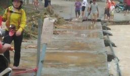 Mưa bão làm hỏng cầu, thanh niên bản lợi dụng lập 'BOT' thu 10 nghìn đồng/lượt