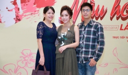 Sao mai Mai Diệu Ly được mẹ và em trai tháp tùng đi sự kiện