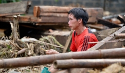 Nước mắt hòa cùng mưa lũ Yên Bái: Cha cầm nén hương thắp con trai 2 tuổi, đau đớn tìm người vợ trong đống đổ nát