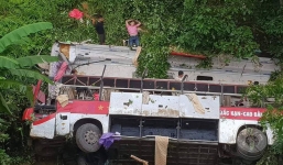 Xe khách rơi xuống vực, 14 người thương vong