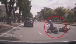 Clip: Mải tám chuyện, 2 'ninja' ngã lăn quay trước bánh xe ô tô