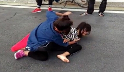 Hai nhóm nữ sinh xảy ra xô xát ngay giữa đường, một nữ sinh bị đâm trọng thương