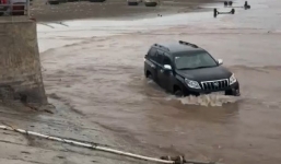 Tài xế liều mạng, lái xe 3,4 tỷ đùa giỡn với 'thủy thần' ngày mưa bão