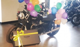 Vợ tặng chồng chiếc balo nhân ngày sinh nhật, ai ngờ trong đó lại chứa chìa khóa xe máy Triumph trong mơ trị giá hơn nửa tỷ đồng